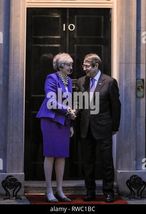 Downing Street, Westminster, London, UK. 5e Mar, 2019. Le Premier ministre britannique Theresa peut se félicite le président chypriote Nicos Anastasiades à Downing Street pour les pourparlers. Credit : Imageplotter/Alamy Live News Banque D'Images