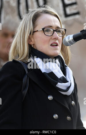 London, Greater London, UK. 5e Mar, 2019. Membre du Parlement du travail Long Rebecca Bailey vu parler pendant la manifestation des militants.se rassemblent à la place du Parlement pour protester contre le gouvernement britannique, la fracturation et l'injonction d'INEOS. Les manifestants se sont réunis à l'appui de l'appel contre l'injonction d'INEOS à la Haute Cour par Joe Corre et Joe Boyd. INEOS, un géant de la pétrochimie, ont obtenu une injonction contre les manifestants de fracturation, l'injonction protestataires dit qu'ils peuvent se voir imposer une amende ou emprisonné, s'il cause des problèmes à l'entreprise les activités de fracturation, laissant le Banque D'Images