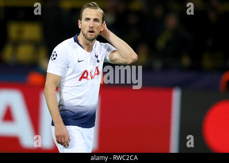 Westfalenstadion, Dortmund, Allemagne. 5e Mar, 2019. Ligue des Champions de football, série de 16, deuxième jambe, Borussia Dortmund contre Tottenham Hotspur ; Harry Kane de Tottenham Hotspur regarde le ventilateur de base Crédit : Action Plus Sport/Alamy Live News Banque D'Images