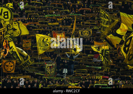 Westfalenstadion, Dortmund, Allemagne. 5e Mar, 2019. Ligue des Champions de football, série de 16, deuxième partie, contre Borussia Dortmund Borussia Dortmund ; Tottenham Hotspur fans dans le célèbre mur du stade : Action Crédit Plus Sport/Alamy Live News Banque D'Images