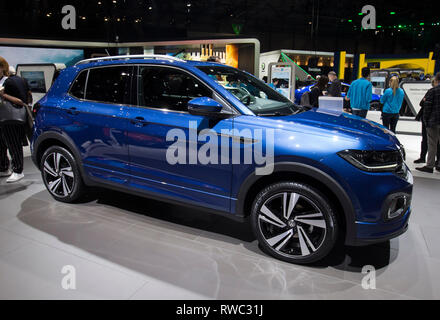 Genève. 5e Mar, 2019. Photo prise le 5 mars 2019 montre la nouvelle Volkswagen T-Roc R à la 89e Salon International de l'Automobile à Genève, Suisse. Le salon est ouvert au public du 7 mars au 17 mars. Credit : Xu Jinquan/Xinhua/Alamy Live News Banque D'Images