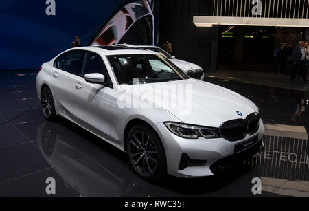 Genève. 5e Mar, 2019. Photo prise le 5 mars 2019 présente le nouveau BMW 330e à la 89e Salon International de l'Automobile à Genève, Suisse. Le salon est ouvert au public du 7 mars au 17 mars. Credit : Xu Jinquan/Xinhua/Alamy Live News Banque D'Images