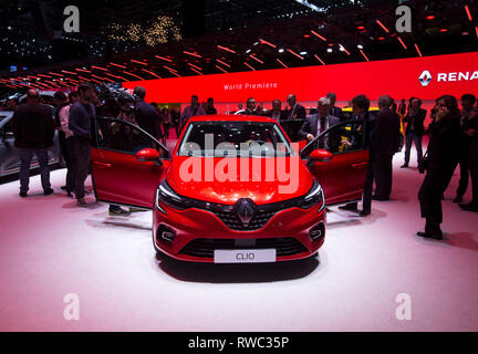 Genève. 5e Mar, 2019. Photo prise le 5 mars 2019 présente le nouveau Renault Clio au 89e Salon International de l'Automobile à Genève, Suisse. Le salon est ouvert au public du 7 mars au 17 mars. Credit : Xu Jinquan/Xinhua/Alamy Live News Banque D'Images