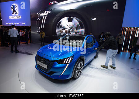 Genève. 5e Mar, 2019. Photo prise le 5 mars 2019 présente le nouveau Peugeot e-208 GT à la 89e Salon International de l'Automobile à Genève, Suisse. Le salon est ouvert au public du 7 mars au 17 mars. Credit : Xu Jinquan/Xinhua/Alamy Live News Banque D'Images