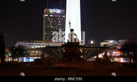 Berlin, Allemagne. 08Th Mar, 2019. La fontaine de Neptune à l'Alexanderplatz n'est pas de lumière le soir. Credit : Annette Riedl/dpa/Alamy Live News Banque D'Images