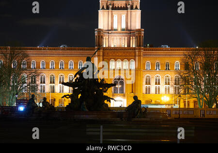 Berlin, Allemagne. 08Th Mar, 2019. La fontaine de Neptune à l'Alexanderplatz n'est pas de lumière le soir. Credit : Annette Riedl/dpa/Alamy Live News Banque D'Images