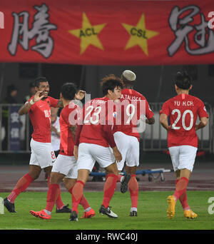 Guangzhou, la province chinoise du Guangdong. 5e Mar, 2019. Guangzhou Evergrande joueurs de célébrer un but lors d'une AFC Champions League Groupe F match entre Guangzhou Evergrande de la Chine et au Japon, Sanfrecce Hiroshima à Guangzhou, province du Guangdong en Chine du sud, le 5 mars 2019. Credit : Deng Hua/Xinhua/Alamy Live News Banque D'Images