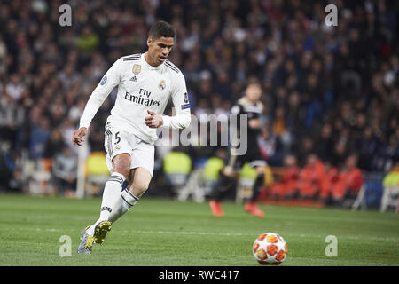 Madrid, Espagne. 5e Mar, 2019. Raphael Varane (défenseur ; Real Madrid) en action au cours de l'UEFA Champions League Round 16 match de deuxième étape entre le Real Madrid et l'AFC Ajax au Santiago Bernabeu, le 5 mars 2019 à Madrid, Espagne Crédit : Jack Abuin/ZUMA/Alamy Fil Live News Banque D'Images