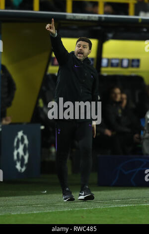 Westfalenstadion, Dortmund, Allemagne. 5e Mar, 2019. Ligue des Champions de football, série de 16, deuxième jambe, Borussia Dortmund contre Tottenham Hotspur Tottenham Hotspur Manager ; Mauricio Pochettino donne des instructions : Action Crédit Plus Sport/Alamy Live News Banque D'Images