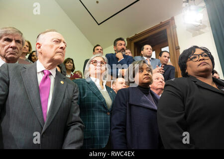 Austin, USA. Le 05 Mar, 2019. Austin, Texas USA 5 Mars 2019 : les membres de la maison écouter comme État Rép. handbike Team Dan, R-Houston, président de la Chambre, Comité d'éducation du public, parle à la presse, le HB3 la loi de finances de l'école tout en étant entouré par des dizaines de membres de la Chambre. La plupart des dit handbike team maison a signé le. Credit : Bob Daemmrich/Alamy Live News Banque D'Images