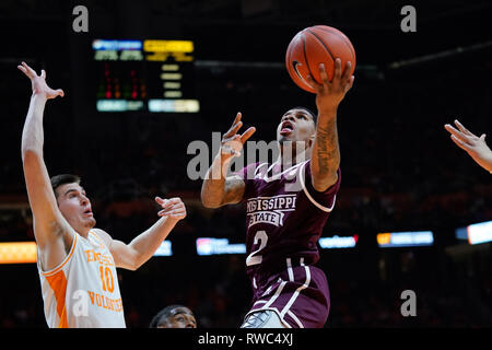 5 mars 2019 : Lamar Peters # 2 de la Mississippi State Bulldogs tire la balle sur John Fulkerson # 10 de la Pennsylvania bénévoles pendant l'entre jeu de basket-ball de NCAA de l'Université du Tennessee bénévoles et la Mississippi State Bulldogs de l'Université de Thompson Boling Arena de Knoxville TN Tim Gangloff/CSM Banque D'Images