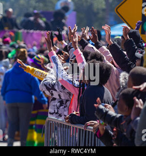 LA Nouvelle-Orléans, Louisiane, USA 5 mars 2019 l'aide sociale zoulou & Pleasure Club sont descendus dans la rue sur le Mardi gras avec leurs costumes traditionnels de jupes et d'herbe et signature jette le Mardi gras de coco peint à la main. Crédit : Tom Pumphret/Alamy Live News Banque D'Images