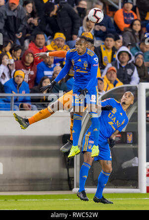 Houston, Texas, USA. Le 05 Mar, 2019. 26 février 2019 : le milieu de Tigres UANL Luis Qui''"un (26) et Houston Dynamo defender Maynor Figueroa (15) Rendez-vous à la balle pendant le quart de finale de Ligue des Champions 18 jeu 1 jambe entre les Tigres UANL et Houston Dynamo au stade BBVA Compass à Houston, Texas, le score à la demie 0-0 © Maria Lysaker/CSM. Credit : Cal Sport Media/Alamy Live News Banque D'Images