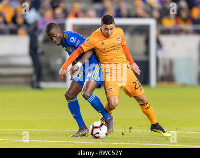 Houston, Texas, USA. Le 05 Mar, 2019. 26 février 2019 : le milieu de terrain Dynamo de Houston Matias Vera (22) et de l'UANL Tigres avant Enner Valencia (13) Bataille pour la balle durant le quart de finale de Ligue des Champions 18 jeu 1 jambe entre les Tigres UANL et Houston Dynamo au stade BBVA Compass à Houston, Texas, le score à la demie 0-0 © Maria Lysaker/CSM. Credit : Cal Sport Media/Alamy Live News Banque D'Images