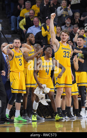 Wichita, Kansas, États-Unis. Le 05 Mar, 2019. Le Wichita State Shockers banc réagit à un dunk par Dexter Dennis pendant le match de basket-ball de NCAA entre les pirates et les écus Wichita State Shockers à Charles Koch Arena de Wichita, Kansas. Kendall Shaw/CSM/Alamy Live News Banque D'Images