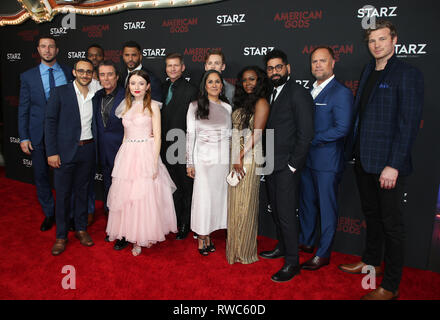 Los Angeles, CA, USA. 5e Mar, 2019. Pablo Schreiber, Demore Barnes, Omid Abtahi, Ricky Whittle, Ian McShane, Crispin Glover, Emily Browning, Bruce Langley, Sakina Jaffrey, Yetide Badak, Mousa Kraish, Craig Cegielski, Derek Theler, lors de la première de "l'American Gods STARZ' Saison 2 au théâtre à l'Ace Hotel à Los Angeles, Californie le 5 mars 2019. Credit : Faye Sadou/media/Alamy Punch Live News Banque D'Images