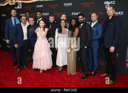 Los Angeles, CA, USA. 5e Mar, 2019. Pablo Schreiber, Demore Barnes, Omid Abtahi, Ricky Whittle, Ian McShane, Crispin Glover, Emily Browning, Bruce Langley, Sakina Jaffrey, Yetide Badak, Mousa Kraish, Craig Cegielski, Derek Theler, lors de la première de "l'American Gods STARZ' Saison 2 au théâtre à l'Ace Hotel à Los Angeles, Californie le 5 mars 2019. Credit : Faye Sadou/media/Alamy Punch Live News Banque D'Images