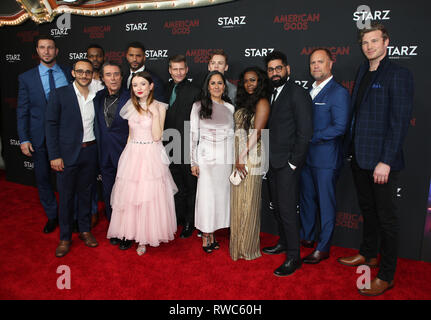 Los Angeles, CA, USA. 5e Mar, 2019. Pablo Schreiber, Demore Barnes, Omid Abtahi, Ricky Whittle, Ian McShane, Crispin Glover, Emily Browning, Bruce Langley, Sakina Jaffrey, Yetide Badak, Mousa Kraish, Craig Cegielski, Derek Theler, lors de la première de "l'American Gods STARZ' Saison 2 au théâtre à l'Ace Hotel à Los Angeles, Californie le 5 mars 2019. Credit : Faye Sadou/media/Alamy Punch Live News Banque D'Images