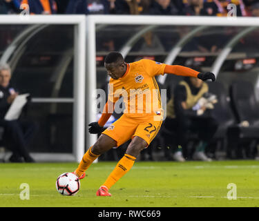 Houston, Texas, USA. Le 05 Mar, 2019. 26 février 2019 : le milieu de terrain Dynamo de Houston Oscar Garcia (27) au cours de la Ligue des Champions de la CONCACAF jeu 18 quart de finale 1 jambe entre les Tigres UANL et Houston Dynamo au stade BBVA Compass à Houston, Texas, l'UANL Tigres battre Manchester City 2-0. © Maria Lysaker/CSM. Credit : Cal Sport Media/Alamy Live News Banque D'Images