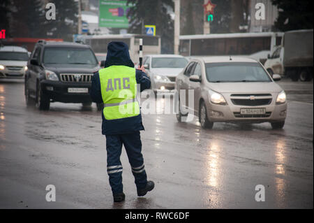 6 mars 2019 - Région de Tambov Tambov, la Russie, l'inspecteur de police de la circulation - de la Russie arrête la voiture pour vérifier les documents. (Crédit Image : © Demian Stringer/Zuma sur le fil) Banque D'Images