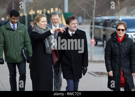 Kiev, Ukraine. Mar 6, 2019. Sous-secrétaire d'État aux affaires politiques DAVID HALE (C) visite le mémorial pour les militants de Maidan surnommé le "héros de l'Armée Céleste Cents', qui ont été tués sur la place Maidan au cours de manifestations anti-gouvernementales en 2014, près de la place de l'Indépendance à Kiev, Ukraine, 06 mars 2019. Le Secrétaire David Hale sur visite en Ukraine du 5 au 7 mars pour rencontrer des hauts fonctionnaires et dirigeants politiques ukrainiens à réaffirmer le soutien des États-Unis pour la souveraineté de l'Ukraine et de l'intégrité territoriale et de condamner l'agression continue de la Russie en Ukraine, y compris le 25 novembre Kerch Banque D'Images