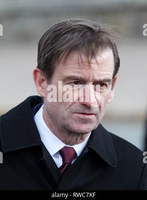 Kiev, Ukraine. Mar 6, 2019. Sous-secrétaire d'État aux affaires politiques DAVID HALE visite le mémorial pour les militants de Maidan surnommé le "héros de l'Armée Céleste Cents', qui ont été tués sur la place Maidan au cours de manifestations anti-gouvernementales en 2014, près de la place de l'Indépendance à Kiev, Ukraine, 06 mars 2019. Le Secrétaire David Hale sur visite en Ukraine du 5 au 7 mars pour rencontrer des hauts fonctionnaires et dirigeants politiques ukrainiens à réaffirmer le soutien des États-Unis pour la souveraineté de l'Ukraine et de l'intégrité territoriale et de condamner l'agression continue de la Russie en Ukraine, y compris le 25 novembre Kerch att Banque D'Images
