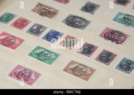 Deutschland. 08Th Nov, 2018. Un vieux, illustré album de timbres, Viktoria édition permanente par Schaubeks avec de vieux timbres, collés. Détail comme une image symbolique sur le thème collection de timbres, la collecte de timbres. Utilisation dans le monde entier | Credit : dpa/Alamy Live News Banque D'Images