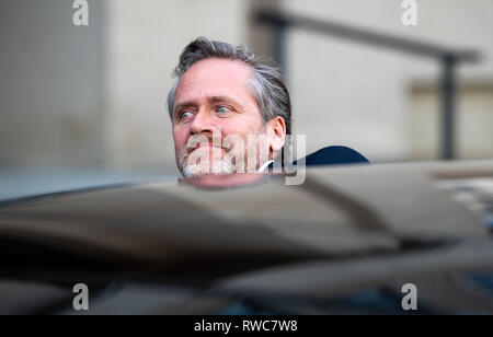 Berlin, Allemagne. 08Th Mar, 2019. Anders Samuelsen, Ministre des affaires étrangères du Danemark, entre dans sa limousine après sa visite au ministre des Affaires étrangères, M. Maas au Foreign Office. Crédit : Bernd von Jutrczenka/dpa/Alamy Live News Banque D'Images