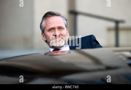 Berlin, Allemagne. 08Th Mar, 2019. Anders Samuelsen, Ministre des affaires étrangères du Danemark, entre dans sa limousine après sa visite au ministre des Affaires étrangères, M. Maas au Foreign Office. Crédit : Bernd von Jutrczenka/dpa/Alamy Live News Banque D'Images