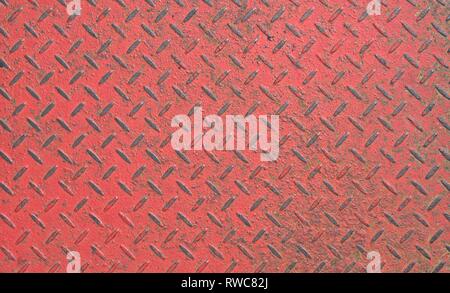 Schleswig, Deutschland. Août 16, 2018. Un checker plate rouge à la peinture rouge écaillée en détail comme arrière-plan, modèle, . Utilisation dans le monde entier | Credit : dpa/Alamy Live News Banque D'Images