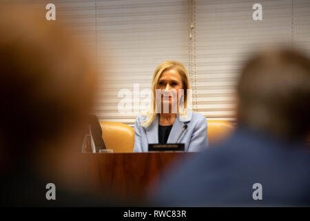 Madrid, Espagne. Mar 6, 2019. L'ancien président de la Communauté de Madrid Cristina Cifuentes a participé ce mercredi à la commission de recherche des universités de l'Assemblée de Madrid à comparaître dans le cadre de l'affaire Maître, quel est l'objet d'une enquête pour crime présumé de falsification de documents. Credit : Jésus Encarna/ZUMA/Alamy Fil Live News Banque D'Images