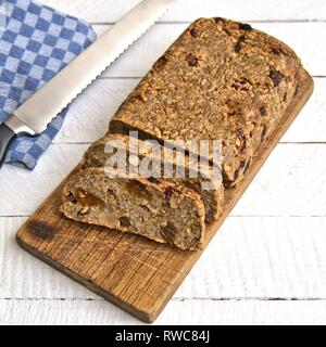 Deutschland. 15 Oct, 2016. Un frais, tranches de pain aux graines de puces avec fruits secs sur un cadre rustique. Un végétalien, sans gluten et délicieuse alternative au pain ordinaire. Utilisation dans le monde entier | Credit : dpa/Alamy Live News Banque D'Images