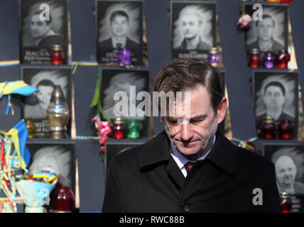 Kiev, Kiev, Ukraine. Mar 6, 2019. Aux États-Unis Sous-secrétaire d'État aux affaires politiques David Hale vu visitant le Mémorial pour les militants de Maidan surnommé le "héros de l'Armée Céleste Cents', qui ont été tués sur la place Maidan au cours de manifestations anti-gouvernementales en 2014, à Kiev, Ukraine. David Hale visites l'Ukraine de rencontrer de hauts fonctionnaires ukrainiens et les dirigeants politiques pour discuter des prochaines élections présidentielles en Ukraine, la lutte contre la corruption, et des droits de l'homme au cours de sa visite le 7 mars à la capitale de l'Ukraine. Crédit : Pavlo Gonchar SOPA/Images/ZUMA/Alamy Fil Live News Banque D'Images