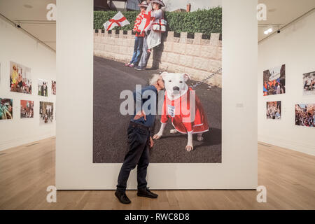 Londres, Royaume-Uni. Mar 6, 2019. Martin Parr "Seulement humain" exposition à la National Portrait Gallery qui réunit certains de Parr, le plus connu de photographies avec le nouveau travail n'a jamais exposé, avant de se concentrer sur l'un de ses sujets les plus engageantes - les gens. Crédit : Guy Josse/Alamy Live News Banque D'Images