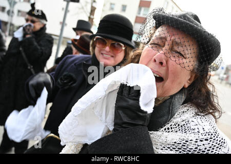 Friedrichshafen, Allemagne. 08Th Mar, 2019. Deuil fools avec mouchoirs dans leurs mains pleurer après le traditionnel sac de blanchisserie le passé carnaval. Après la douane, les imbéciles laver leur portefeuille sur le Mercredi des Cendres dans la fontaine de la ville de Friedrichshafen Hofen. Crédit : Felix Kästle/dpa/Alamy Live News Banque D'Images