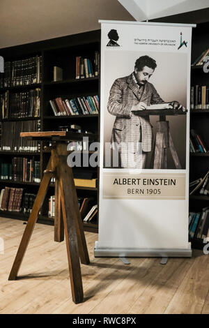 Jérusalem, Israël. 6 mars, 2019. Un grand tabouret en bois, appartenant officiellement par le professeur Albert Einstein, qui décore habituellement le bureau de Professeur Hanoch Gutfreund, Hebrew University Archives Einstein' Directeur Académique, s'affiche à l'Université hébraïque de Jérusalem. Le 140e anniversaire d'Albert Einstein, l'Université hébraïque de Jérusalem a dévoilé récemment fait don de 110 pages manuscrites d'Einstein, à la fois personnelle et scientifique, que de faire la lumière sur la vie et l'époque de la scientifique, à une conférence de presse sur le Campus Givat Ram Safra à Jérusalem. Credit : Alon Nir/Alamy Live News Banque D'Images