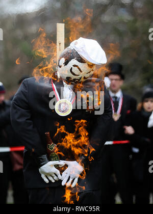 Dusseldorf, Allemagne. 08Th Mar, 2019. 06 mars 2019, Berlin, Düsseldorf : l'Hoppeditz est en feu. Le carnaval de rue se termine avec l'Hoppeditz funérailles. Photo : Rolf/Vennenbernd Crédit photo : dpa dpa alliance/Alamy Live News Banque D'Images