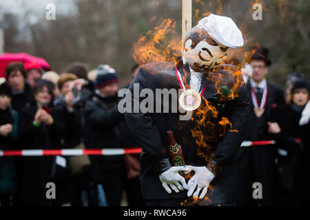 06 mars 2019, Berlin, Düsseldorf : l'Hoppeditz est en feu. Le carnaval de rue se termine avec l'Hoppeditz funérailles. Photo : afp/Vennenbernd Rolf Banque D'Images