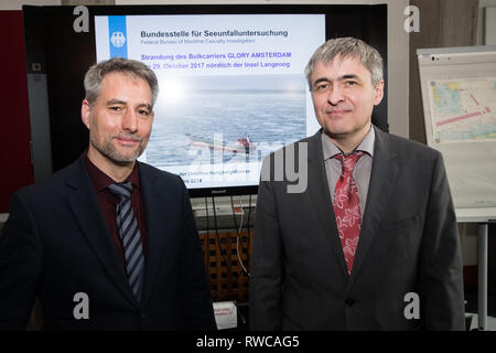 Hambourg, Allemagne. 08Th Mar, 2019. Ulf Kaspera (l), Directeur du Bureau fédéral d'enquête sur les accidents maritimes (BSU) et Ferenc John, chef de l'enquête, sont debout devant un moniteur au cours de la présentation de la version finale du rapport d'accident sur l'accident du cargo 'gloire' d'Amsterdam. Le 29 octobre 2017, le navire avait quitté sa position d'ancrage dans la baie allemande dans un ouragan et échoué sur un banc de sable au large de île de Langeoog. Crédit : Christian Charisius/dpa/Alamy Live News Banque D'Images