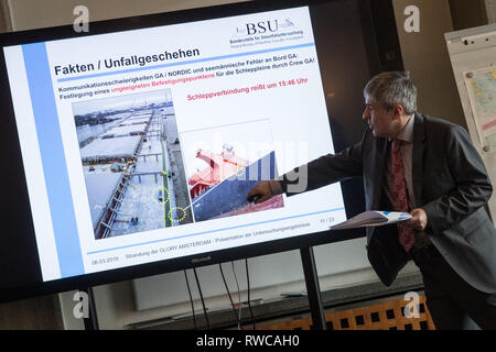 Hambourg, Allemagne. 08Th Mar, 2019. Ferenc John, chef de l'enquête au Bureau fédéral d'enquête sur les accidents maritimes (BSU), explique dans une conférence de presse, le dernier rapport de l'accident sur l'accident du cargo 'gloire' d'Amsterdam. Le 29 octobre 2017, le navire avait quitté sa position d'ancrage dans la baie allemande dans un ouragan et échoué sur un banc de sable au large de île de Langeoog. Crédit : Christian Charisius/dpa/Alamy Live News Banque D'Images