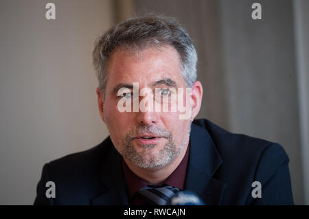 Hambourg, Allemagne. 08Th Mar, 2019. Ulf Kaspera, Directeur du Bureau fédéral d'enquête sur les accidents maritimes (BSU), prend la parole à une conférence de presse sur le dernier rapport de l'accident sur l'accident du cargo 'gloire' d'Amsterdam. Le 29 octobre 2017, le navire avait quitté sa position d'ancrage dans la baie allemande dans un ouragan et échoué sur un banc de sable au large de île de Langeoog. Crédit : Christian Charisius/dpa/Alamy Live News Banque D'Images