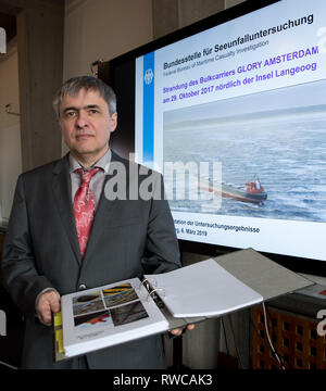 Hambourg, Allemagne. 08Th Mar, 2019. Ferenc John, chef de l'enquête au Bureau fédéral d'enquête sur les accidents maritimes (BSU), explique dans une conférence de presse, le dernier rapport de l'accident sur l'accident du cargo 'gloire' d'Amsterdam. Le 29 octobre 2017, le navire avait quitté sa position d'ancrage dans la baie allemande dans un ouragan et échoué sur un banc de sable au large de île de Langeoog. Crédit : Christian Charisius/dpa/Alamy Live News Banque D'Images