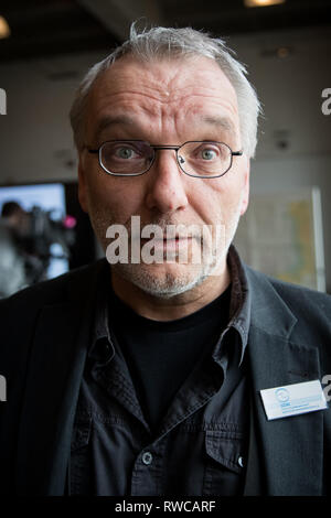 Hambourg, Allemagne. 08Th Mar, 2019. Peter Andryszak, porte-parole de la Schutzgemeinschaft Deutsche Nordseeküste (SDN), va parler avec un journaliste après une conférence de presse de la Bundesstelle für Seeunfalluntersuchung (BSU) sur la présentation de l'accident final rapport sur l'accident du cargo 'gloire' d'Amsterdam. Le 29 octobre 2017, le navire avait quitté sa position d'ancrage dans la baie allemande dans un ouragan et échoué sur un banc de sable au large de île de Langeoog. Crédit : Christian Charisius/dpa/Alamy Live News Banque D'Images