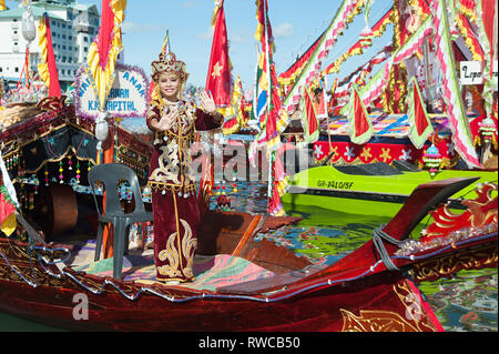 Semporna Sabah Malaisie - Apr 22, 2016 : Lady Bajau dansant sur bateau traditionnel appelé Lepa Lepa décorées de couleurs connues sous le voile du Sambulayang Banque D'Images