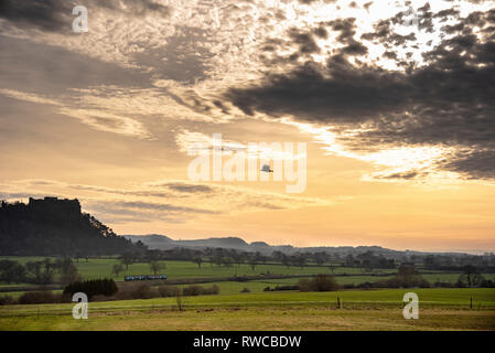Train arriva près de Château Beeston Chester. Banque D'Images