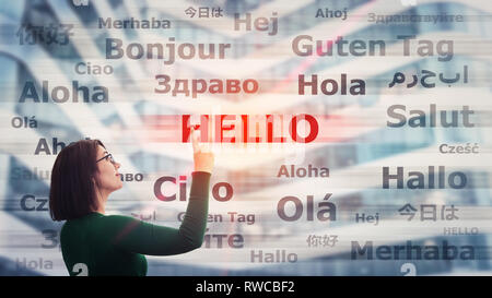 Femme portant des lunettes d'étudiant index pointant vers le haut le choix de mot bonjour avec différentes traductions. Professeur multilingue d'apprendre et de parler l'homme Banque D'Images