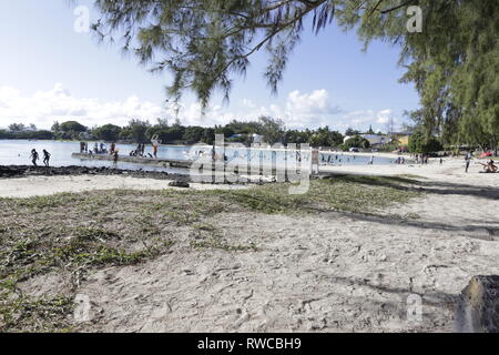 Sortie en bateau à fond de verre et plongée avec tuba à Blue Bay Maurice. Profitez d'un voyage à Blue Bay dont la plongée avec tuba au Blue Bay Marine Park Banque D'Images