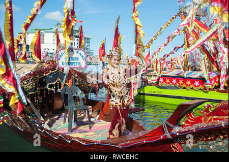 Semporna Sabah Malaisie - Apr 22, 2016 : Lady Bajau dansant sur bateau traditionnel appelé Lepa Lepa décorées de couleurs connues sous le voile du Sambulayang Banque D'Images