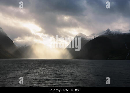 Ciel au-dessus de la spectaculaire Hjørundfjord, Møre og Romsdal (Norvège) Banque D'Images