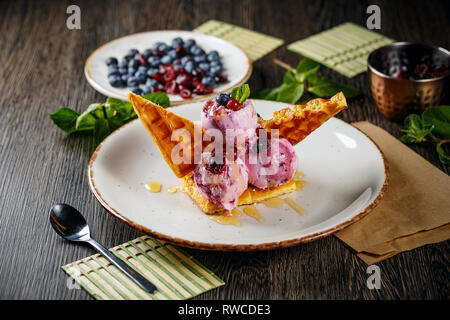 Gaufre et fruits des bois la glace au miel Banque D'Images